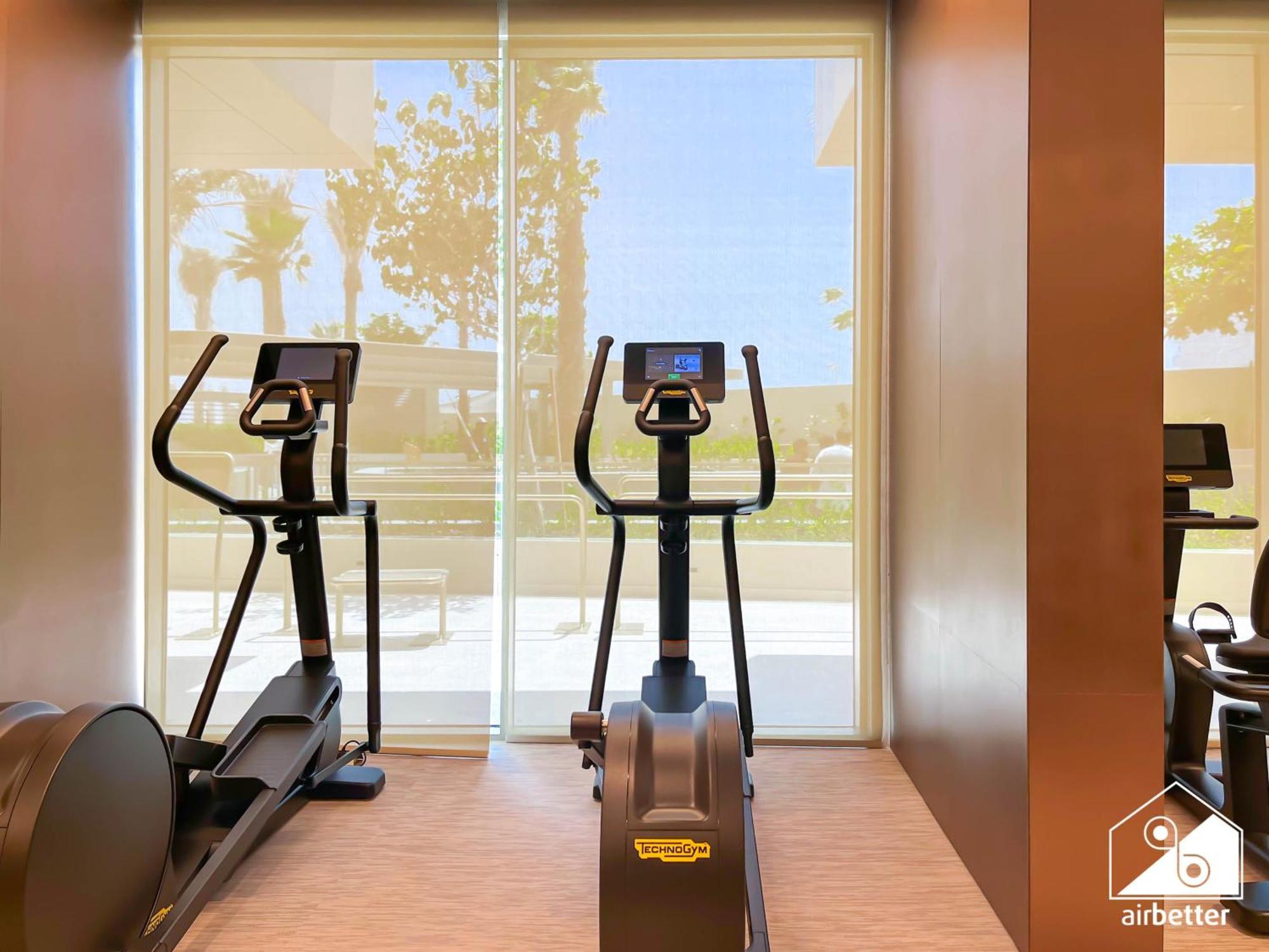 Seafront Serenity Palm Escape With Pool Access * Dubai