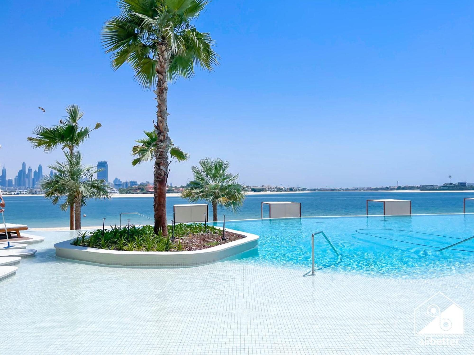 Seafront Serenity Palm Escape With Pool Access Appartement