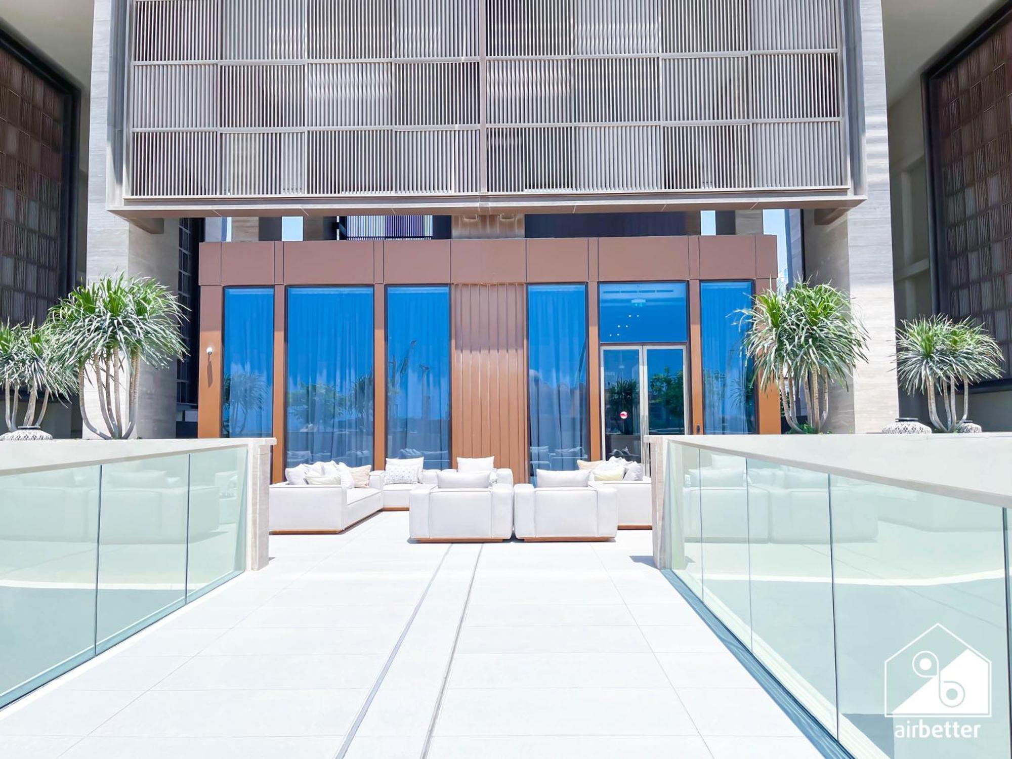 Seafront Serenity Palm Escape With Pool Access Appartement